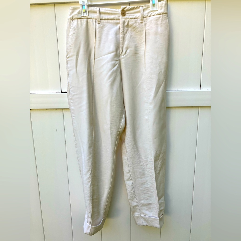 A New Day women’s cream chinos size 10. Pleated front, ankle cuff.